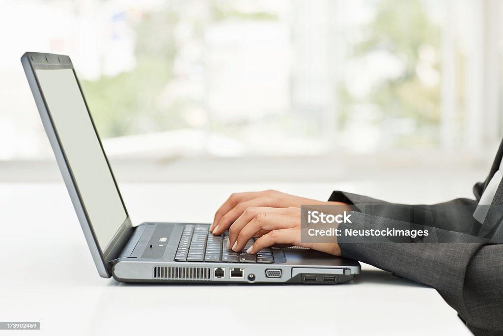 Mãos humanas trabalhando em um laptop - Foto de stock de Acessibilidade royalty-free