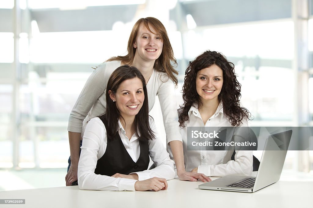 Tres chicas jóvenes negocios equipo de oficina - Foto de stock de Actividad libre de derechos