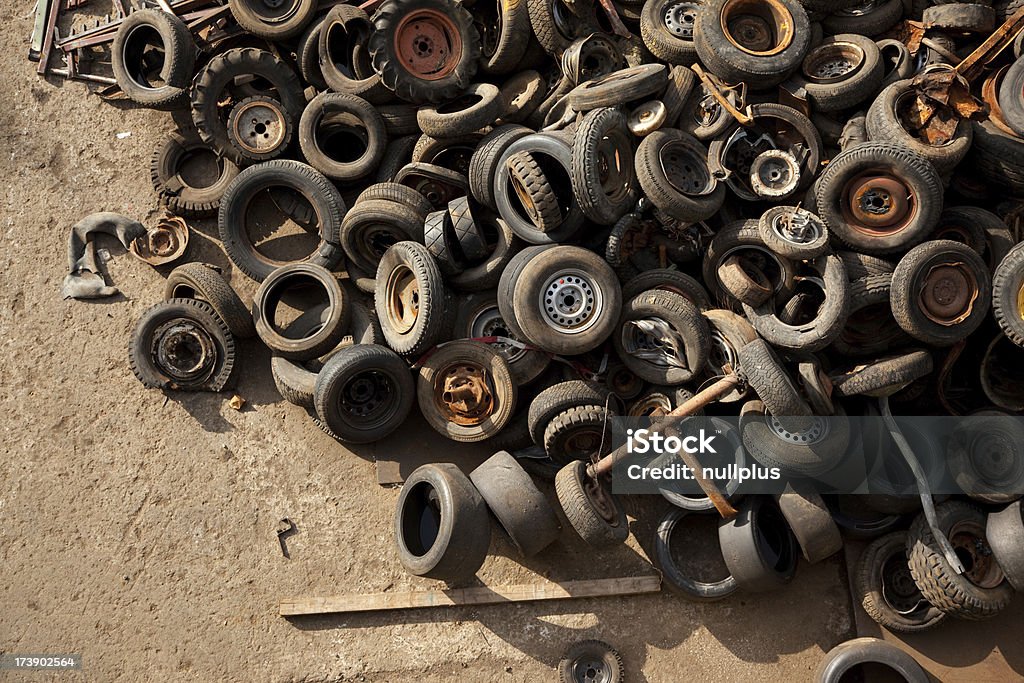 discarded Reifen in einer Eisenbahnfirma beherbergt - Lizenzfrei Altmetall Stock-Foto