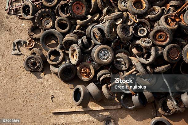 Discarded Reifen In Einer Eisenbahnfirma Beherbergt Stockfoto und mehr Bilder von Altmetall