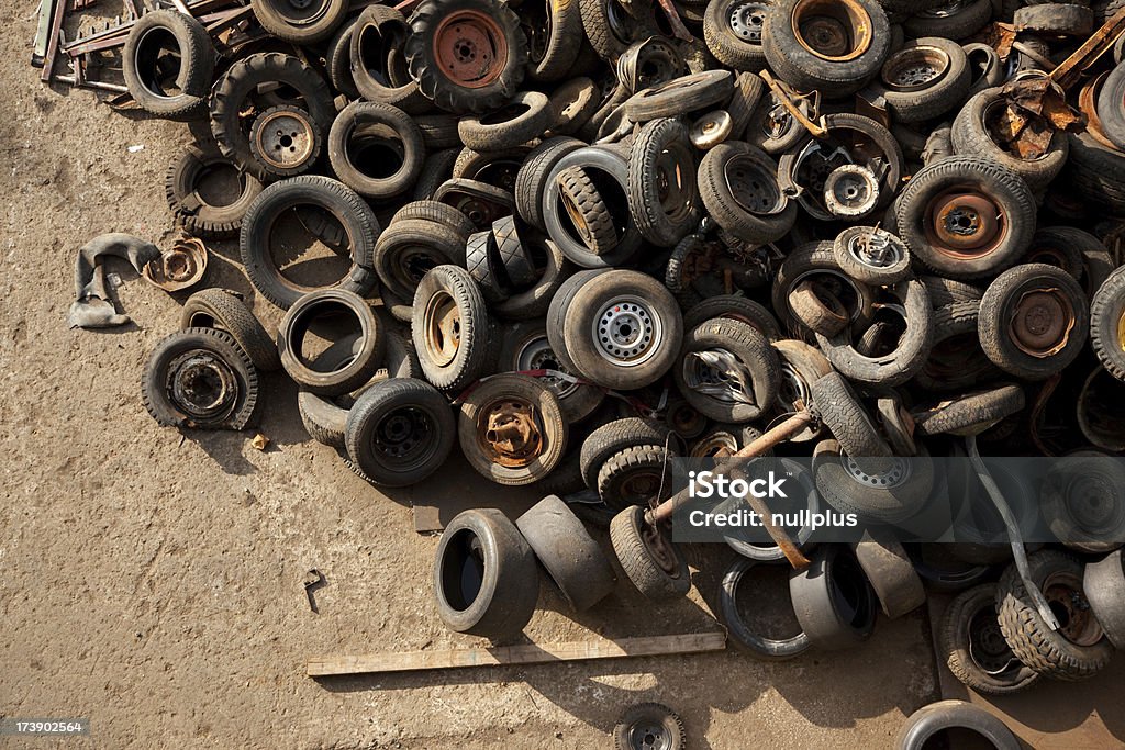 Eliminado pneus em um ferro velho Campo - Royalty-free Ferro Velho Foto de stock