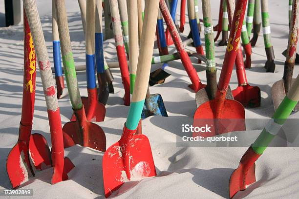 Strand Schaufel Stockfoto und mehr Bilder von Eingraben - Eingraben, Variation, Bunt - Farbton