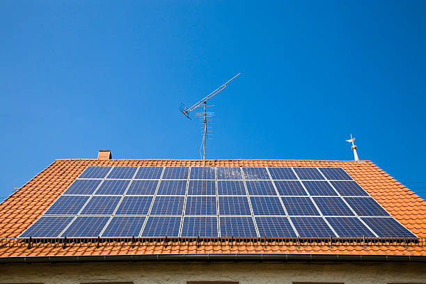 casa con paneles solares - eos5d fotografías e imágenes de stock