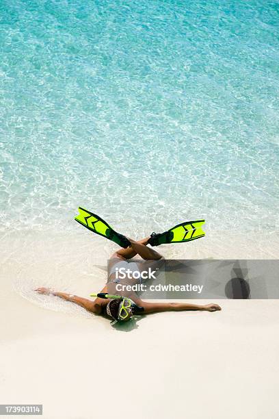 Esgotada Máscara E Tubo Respiratório Menina Na Praia Tropical - Fotografias de stock e mais imagens de Adulto