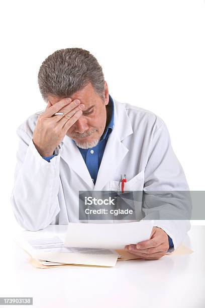 Foto de Confuso Médico e mais fotos de stock de Confusão - Confusão, Doutor, 50 Anos