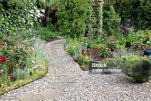 Garten Mit Weg Stockfoto und mehr Bilder von Blumenbeet - Blumenbeet, Schottergestein, Blume