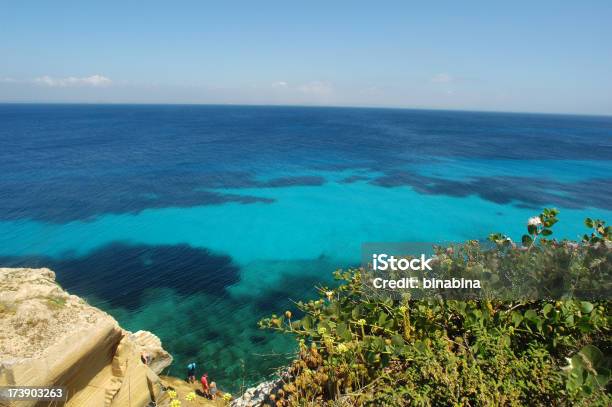 Photo libre de droit de Bleu Baie Démeraude banque d'images et plus d'images libres de droit de Bleu - Bleu, Ciel, Concrétion volcanique