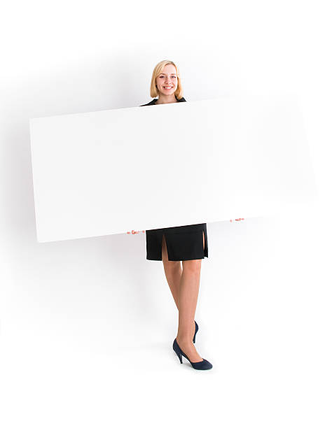 mujer sosteniendo en blanco signo - billboard businesswoman business confidence fotografías e imágenes de stock