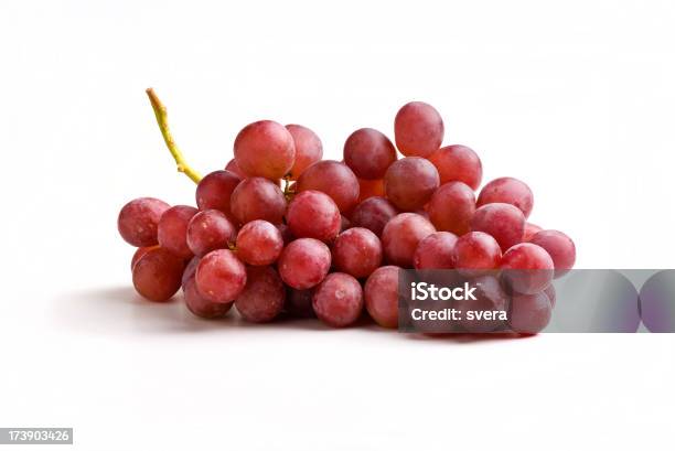 Rojo Uvas Foto de stock y más banco de imágenes de Uva negra - Uva negra, Uva, Fondo blanco