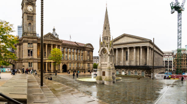 chamberlain square und memorial fountain im stadtzentrum von birmingham - town hall uk birmingham city street stock-fotos und bilder