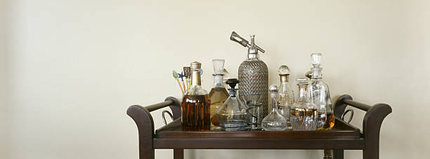 drink carrello con decanters e bottiglie - decanter foto e immagini stock