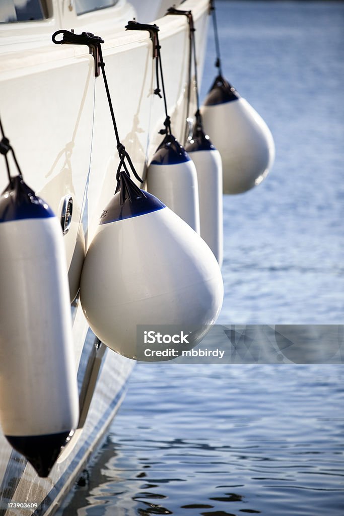 yacht fenders moderna - Foto de stock de Embarcación marina libre de derechos