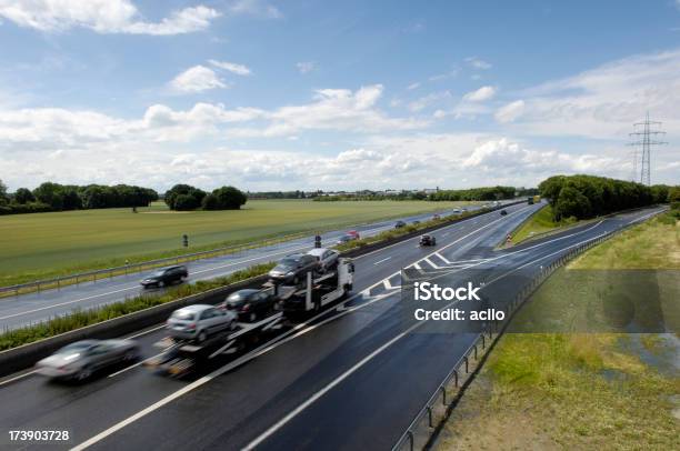 Foto de Estrada De Transporte Com Carro E Outros Carros e mais fotos de stock de Alemanha - Alemanha, Autobahn, Carro