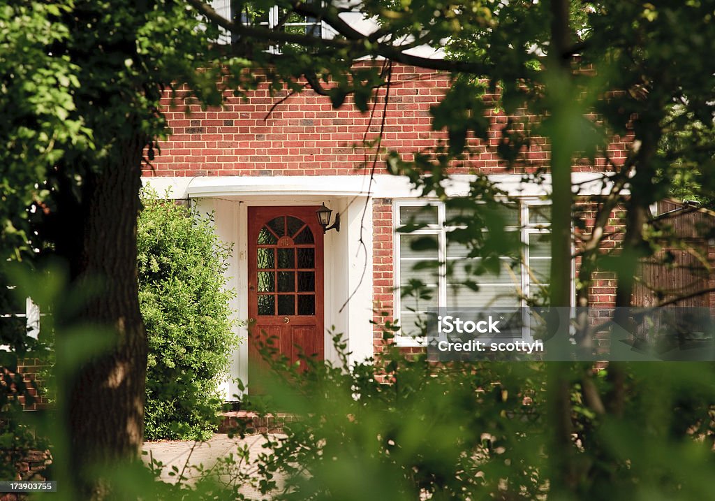 Drzwi do domu przodu w podmiejskiej Anglia - Zbiór zdjęć royalty-free (Dom - Budowla mieszkaniowa)