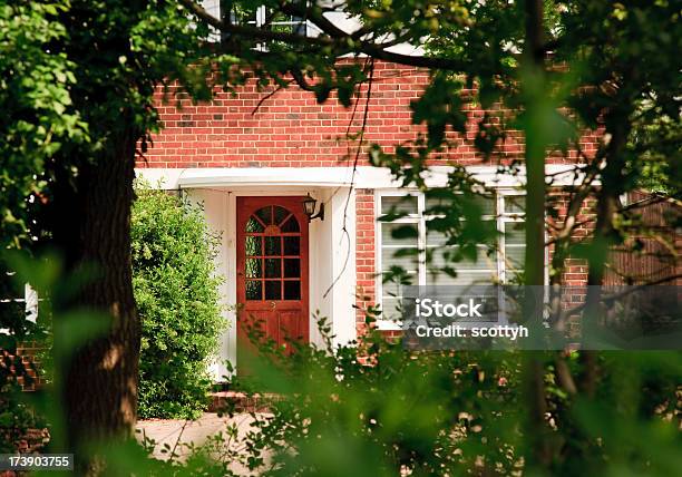 Drzwi Do Domu Przodu W Podmiejskiej Anglia - zdjęcia stockowe i więcej obrazów Dom - Budowla mieszkaniowa - Dom - Budowla mieszkaniowa, Surrey - Anglia, Londyn - Anglia