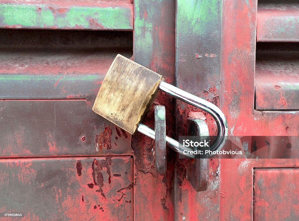 Long Kłódka Zamykanie drzwi metalowe - Zbiór zdjęć royalty-free (Bez ludzi)
