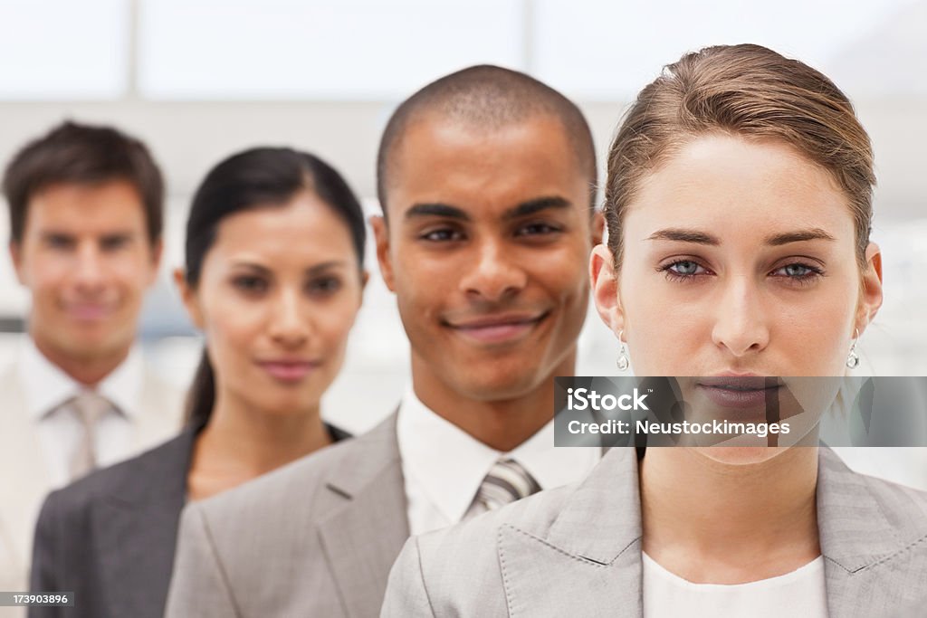 Retrato de confianza de colegas de negocios en una fila. - Foto de stock de 20 a 29 años libre de derechos