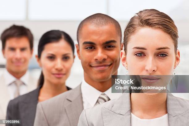 Retrato Dos Colegas De Negócios Confiante Em Uma Linha - Fotografias de stock e mais imagens de 20-24 Anos