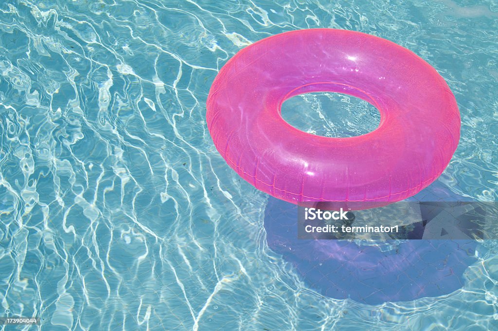Rosa tubo interno en la piscina - Foto de stock de Agua libre de derechos