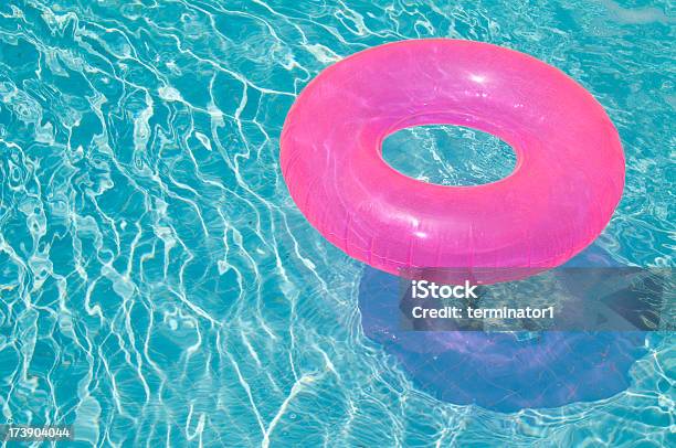 Rosa Tubo Interno En La Piscina Foto de stock y más banco de imágenes de Agua - Agua, Calor, Color vibrante