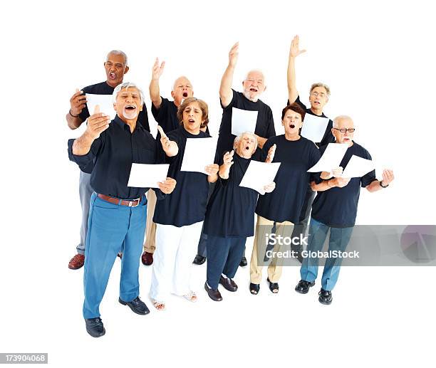 Photo libre de droit de Groupe De Personnes Âgées Chanter Sur Blanc banque d'images et plus d'images libres de droit de Choeur - Choeur, Troisième âge, Groupe multi-ethnique