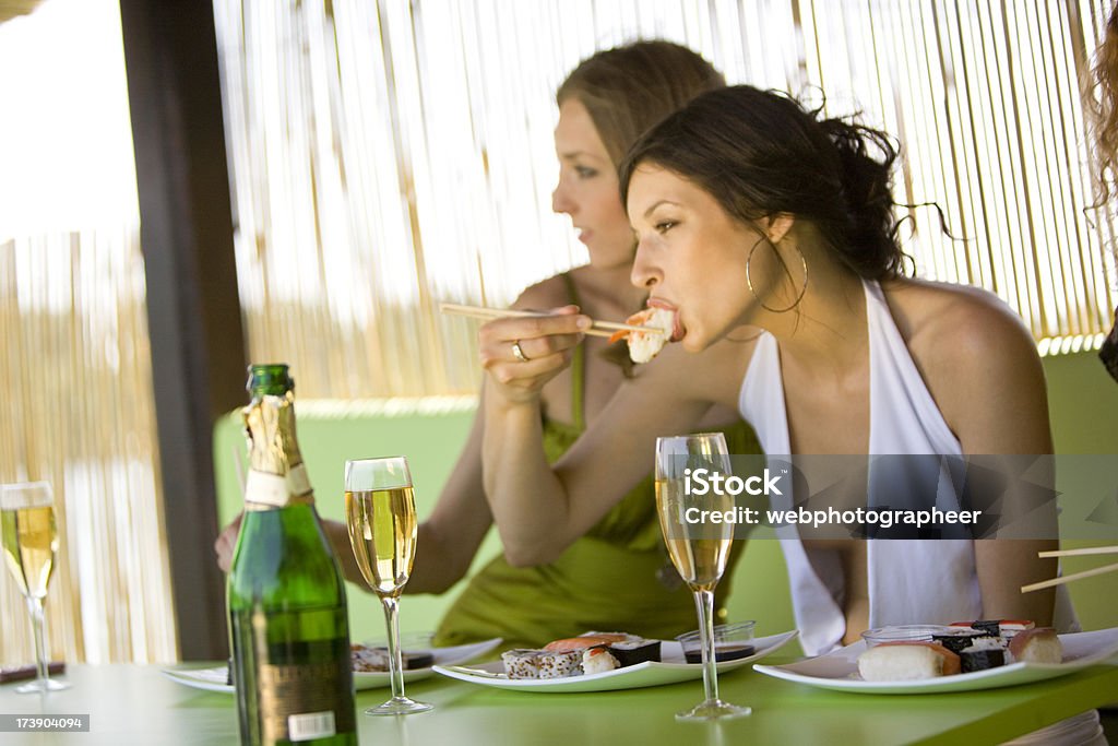Frauen in sushi-restaurant - Lizenzfrei Essen - Mund benutzen Stock-Foto