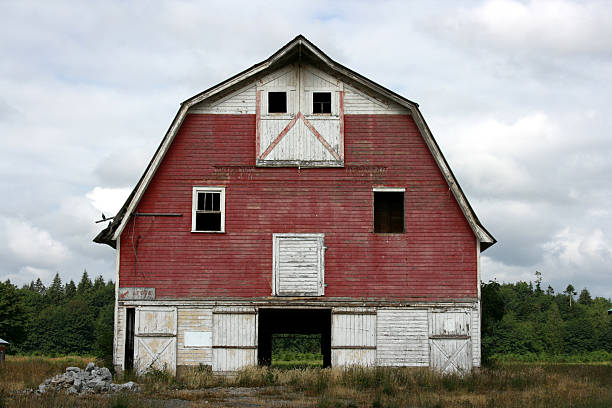 grange sous les nuages - barn red old door photos et images de collection