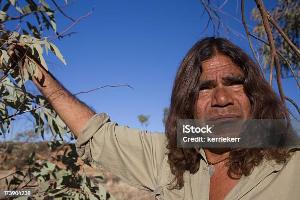 Firstnationsmann Im Outback Stockfoto und mehr Bilder von Australische Aborigine-Kultur - Australische Aborigine-Kultur, Australische Aborigines, Australien