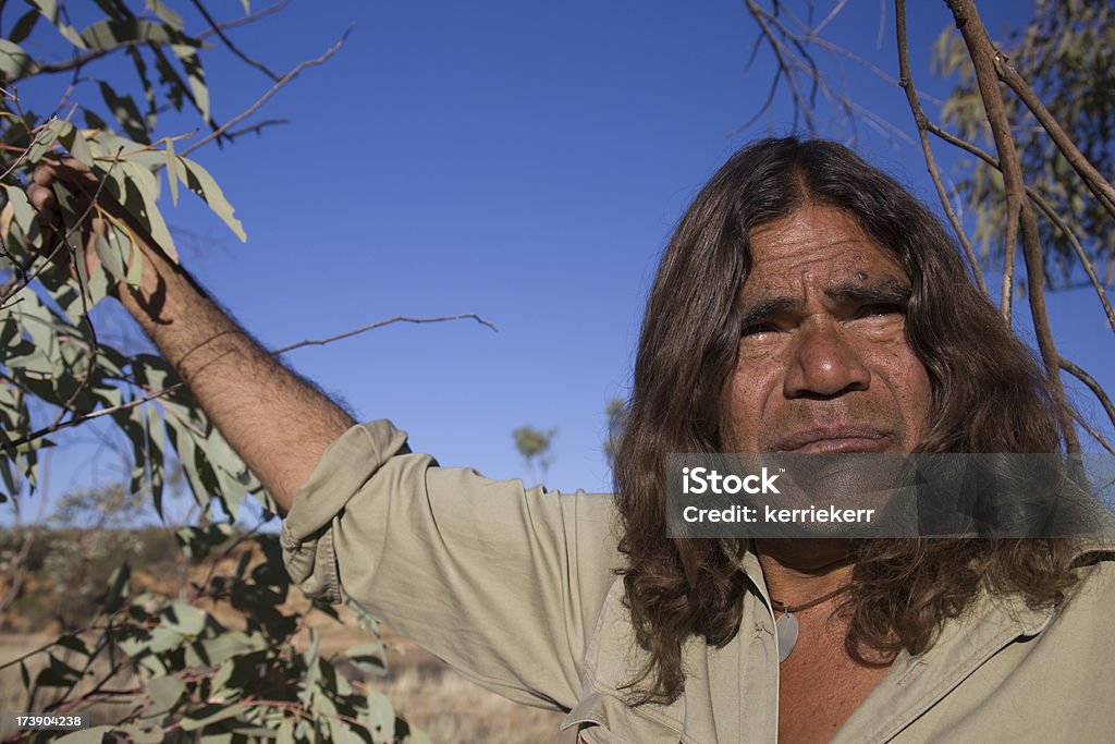Исконный человек в Буш - Стоковые фото Австралийская аборигенная культура роялти-фри