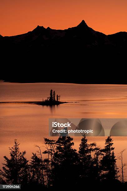 Pôr Do Sol Sobre O Lago St Mary - Fotografias de stock e mais imagens de Anoitecer - Anoitecer, Beleza natural, Cena de tranquilidade