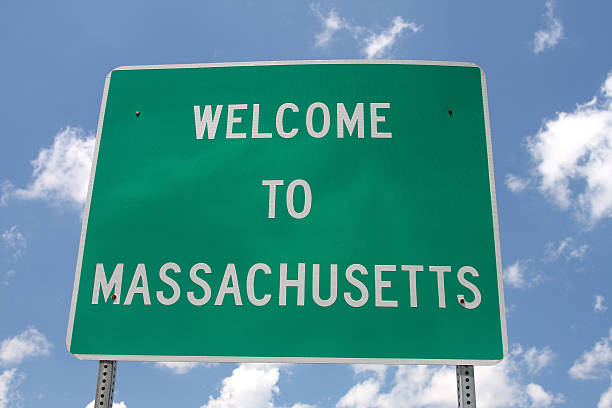 massachusetts welcome-segnale inglese - malden foto e immagini stock