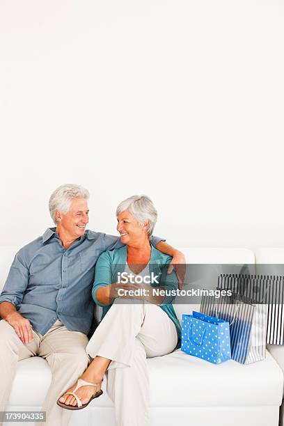 행복함 선임 앉아 있는 커플 소파 쇼핑을 수하물 60-64세에 대한 스톡 사진 및 기타 이미지 - 60-64세, 60-69세, 70-79세