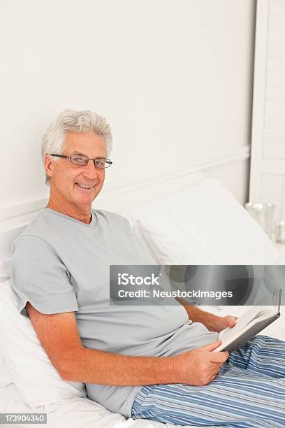 Hombre Mayor Leyendo Libro Foto de stock y más banco de imágenes de 60-64 años - 60-64 años, 60-69 años, Acogedor