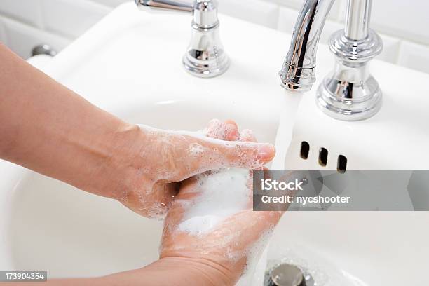 Foto de Limpar As Mãos Com Sabão e mais fotos de stock de Banheiro - Estrutura construída - Banheiro - Estrutura construída, Banheiro Público, Banheiro doméstico