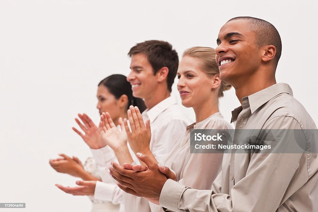 Colegas de trabalho em pé juntos e bater palmas das mãos - Royalty-free 20-24 Anos Foto de stock