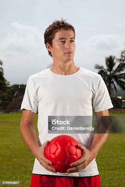 Jugador De Fútbol Foto de stock y más banco de imágenes de Adulto - Adulto, Adulto joven, Agarrar