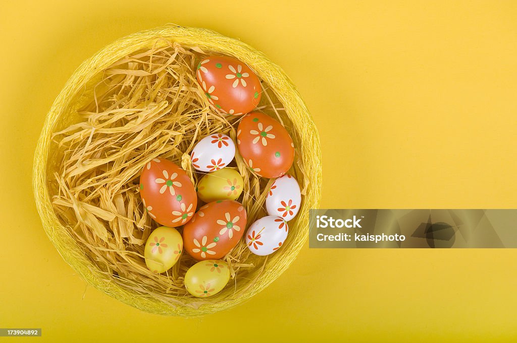 Coloridos huevos de Pascua en cesta - Foto de stock de Amarillo - Color libre de derechos