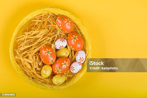 Coloridos Huevos De Pascua En Cesta Foto de stock y más banco de imágenes de Amarillo - Color - Amarillo - Color, Arreglo, Blanco - Color