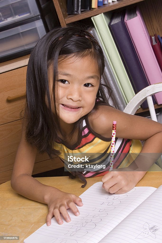 Fille et faire ses devoirs (partie de séries - Photo de 6-7 ans libre de droits