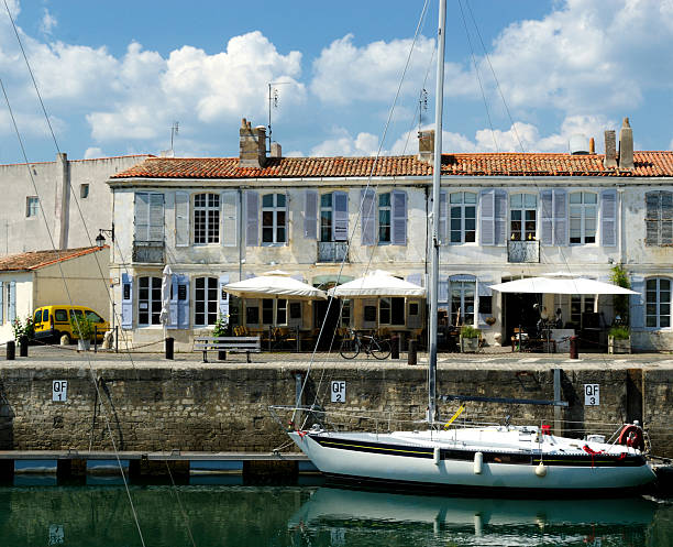 hafen von saint martin auf der île de ré, frankreich - ile de re stock-fotos und bilder