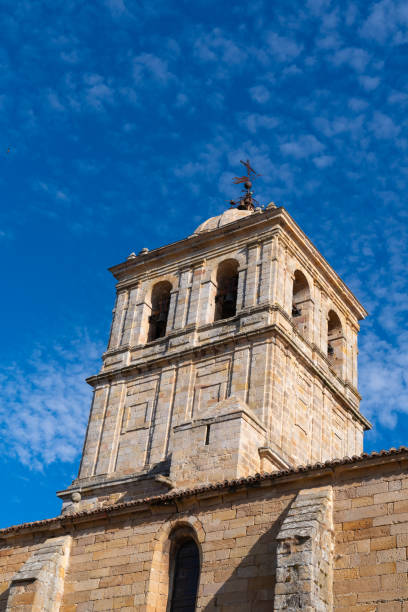 aguilar de campoo, torre de la iglesia de san miguel arcángel en la plaza del pueblo, españa. - palencia province fotografías e imágenes de stock