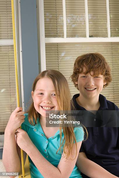Kinder In Der Veranda Stockfoto und mehr Bilder von Blick in die Kamera - Blick in die Kamera, Bruder, Das Leben zu Hause