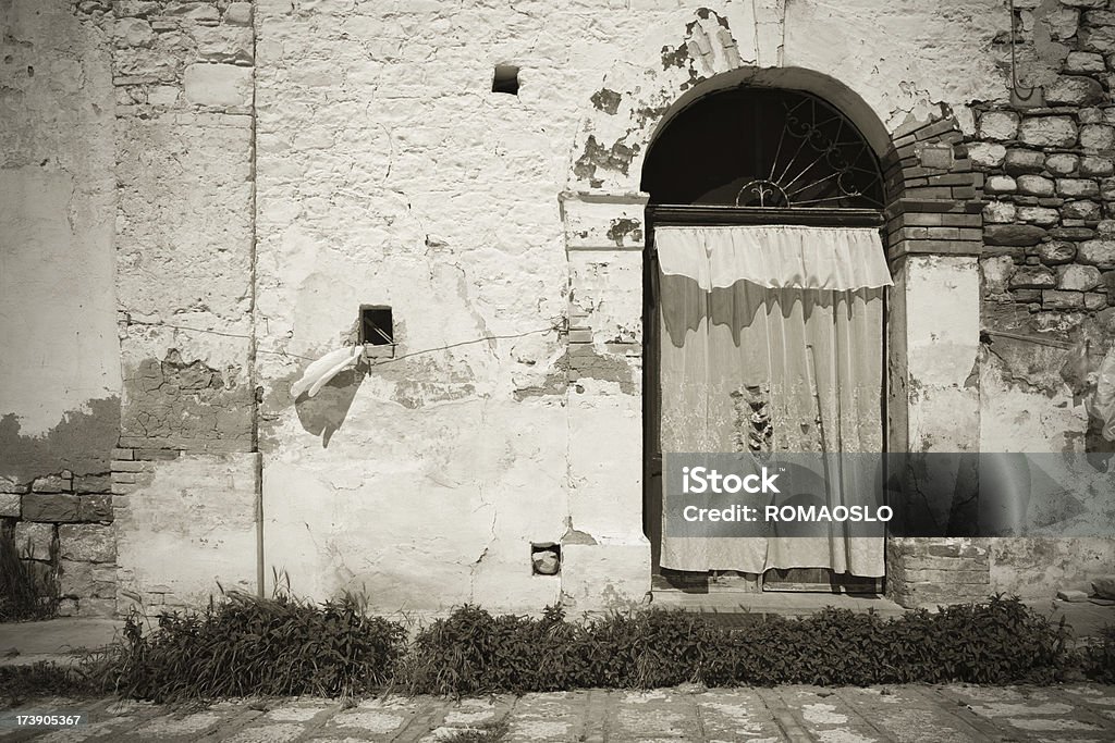 ドアに Craco -打ち捨てられた村、バジリカータ - からっぽのロイヤリティフリーストックフォト