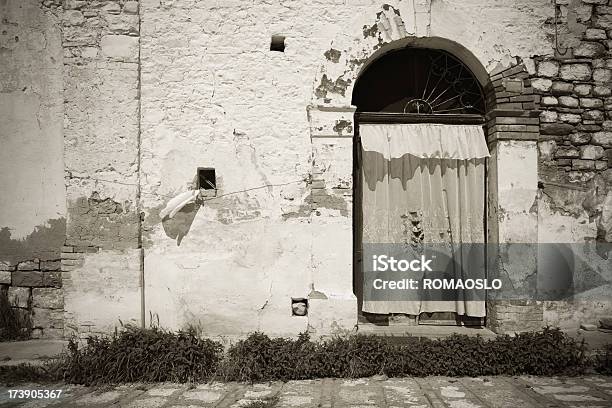 ドアに Craco 打ち捨てられた村バジリカータ - からっぽのストックフォトや画像を多数ご用意 - からっぽ, イタリア文化, セピア調