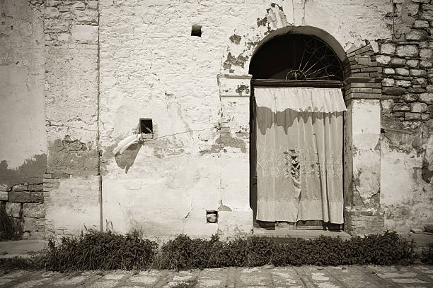 istock Door in Craco - abandoned village, Basilicata 173905367
