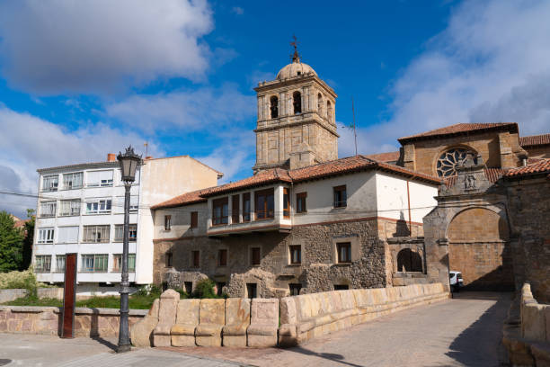 arco de entrada a la plaza del pueblo de aguilar de campoo castilla y león, españa - palencia province fotografías e imágenes de stock