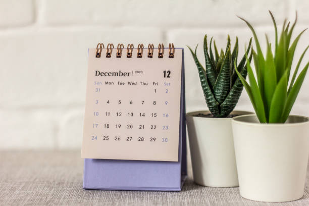 calendario dicembre 2023 sullo sfondo di un tavolo di legno. pianificazione per ogni giorno. - getting the mail foto e immagini stock