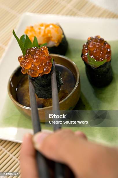 Frescos Sushi Japonês - Fotografias de stock e mais imagens de Alimentação Saudável - Alimentação Saudável, Banhar, Caviar