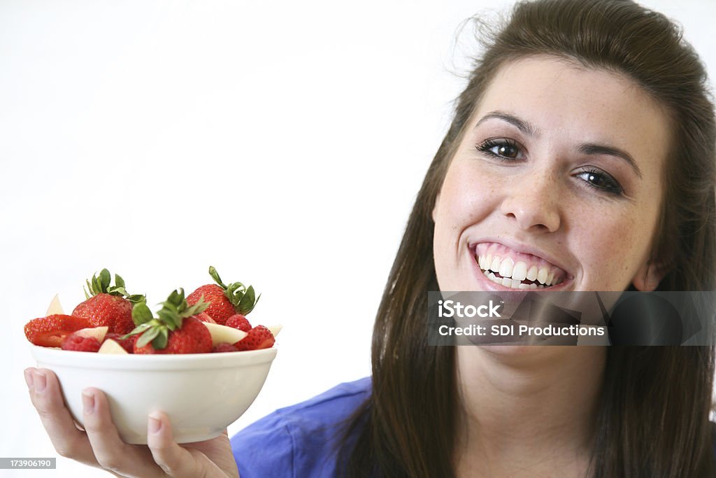 Urocza Młoda kobieta z zdrowej miskę owoców - Zbiór zdjęć royalty-free (20-29 lat)