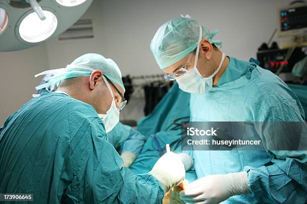 Médicos Nas Operações - Fotografias de stock e mais imagens de Adulto - Adulto, Cirurgia, Cirurgião